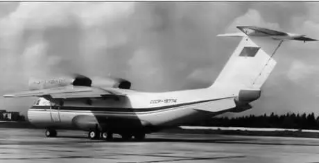 Прототип Ан72 сер 004 во время первых рулежек Лето 1977 г Ан72 - фото 17