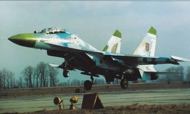 В июле 2004 г Су27УБ стали первыми боевыми самолетами ВВС Украины которые - фото 49