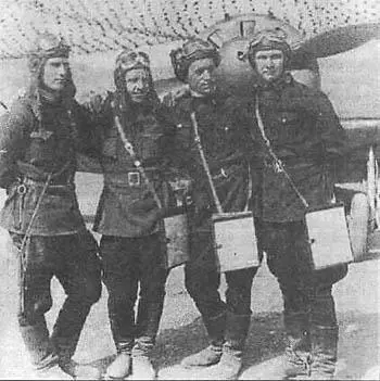 Одним из последних полков воевавших на И16 был 84А ИАП Слева направо - фото 10