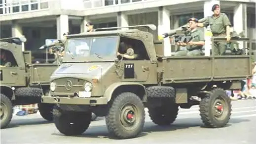 Унимог S404B 4X41968 г Марка Унимог появилась в 1948 г как аббревиатура - фото 398