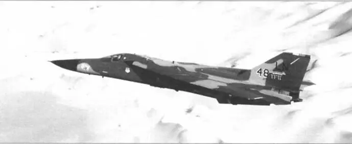 Американский тактический истребитель F111F над иракской пустыней Развенчивая - фото 119