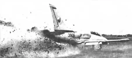 Испытания самолета L39 Х06 на раскисшем аэродроме Весна 1974 г Самолет - фото 17