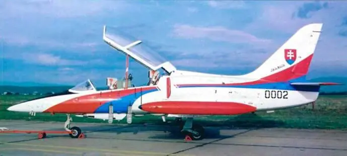 Один из двух L39MS ВВС Словакии был окрашен в цвета национального флага - фото 89