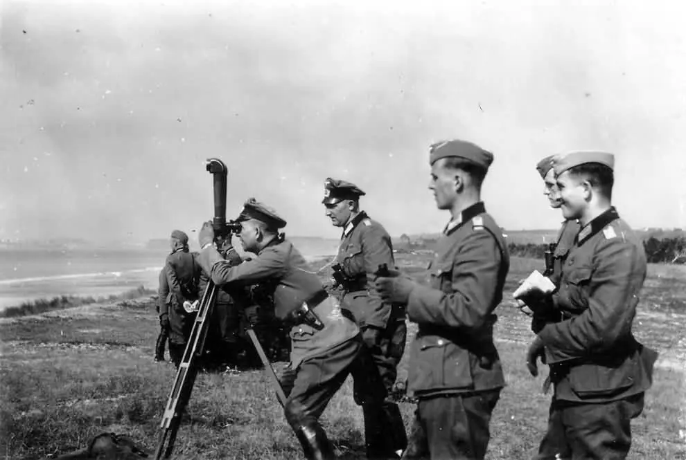 Немецкие военные осматривают побережье во время оккупации Нормандии Германией в - фото 8
