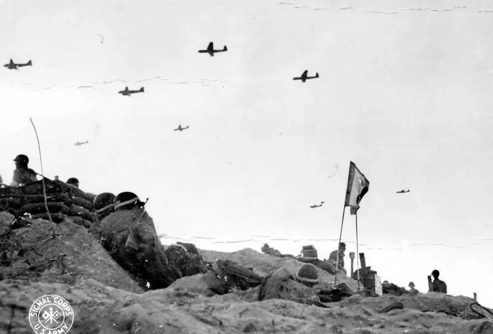 Планеры буксируемые военнотранспортными самолетами C47 летят над пляжем Юта - фото 25