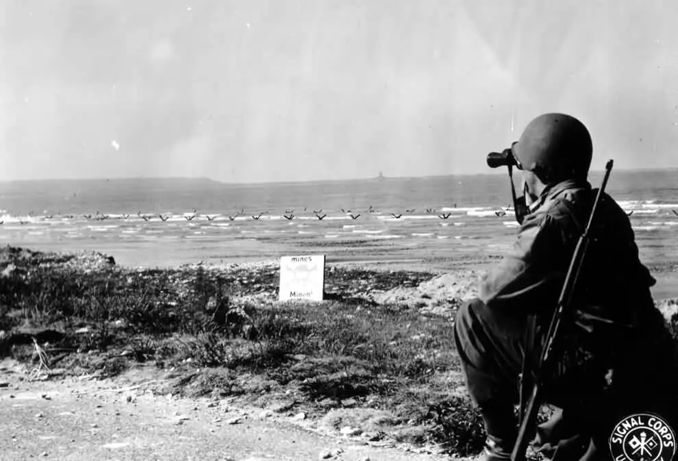 Американский солдат осматривает в бинокль французский пляж Июнь 1944 года - фото 28