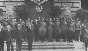 Парад перед Львовским университетом 18 июля 1943 г В центре Вехтер слева в - фото 19