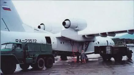 Подготовка Бе200ЧС к полету Возле самолета стоят АПА слева и - фото 41