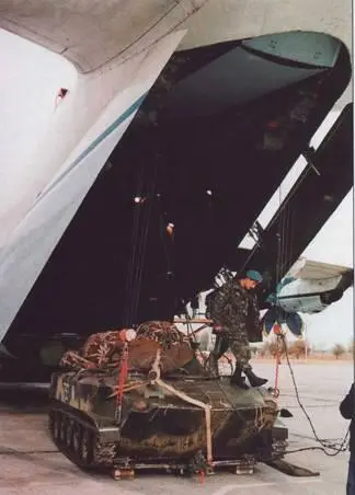 Погрузка и сброс БМД3 В путевом и поперечном каналах самолет также устойчив - фото 63