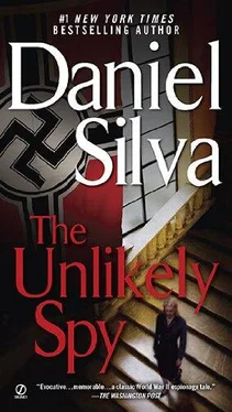 Daniel Silva The Unlikely Spy обложка книги