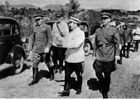МГ Ефремов и СМ Будённый в центре на маневрах 1940 г Закавказский - фото 8