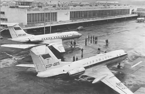Оба прототипа Ту134 в аэропорту Шереметьево 1968 г По техзаданию выданному - фото 23