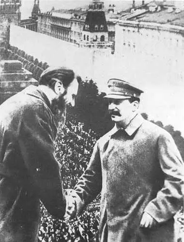 Сталин приветствует О Ю Шмидта начальника арктической экспедиции на - фото 14