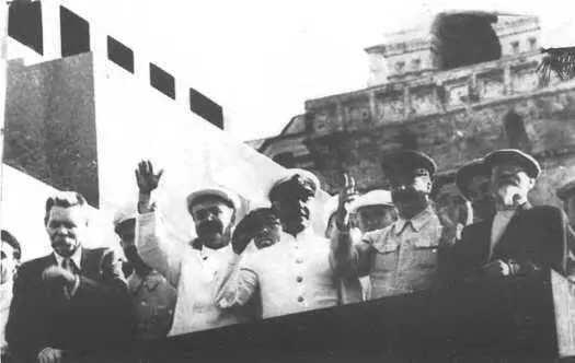 На физкультурном параде 24 июля 1934 Н И Ежов Г К Орджоникидзе Я А - фото 18