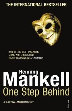 Henning Mankell One step behind обложка книги