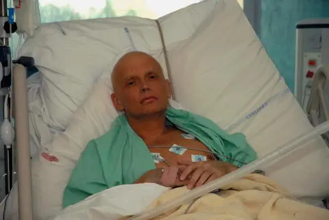 DEATH OF A MAVERICK Litvinenko in his bed at University College Hospital - фото 27