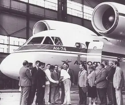 Выкатка опытного Ан74 Август 1983 г МСГорбачев посещает КМЗ им - фото 12