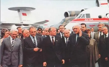 МСГорбачев посещает КМЗ им ОКАнтонова 25 июня 1985 г Опубликованный в - фото 13