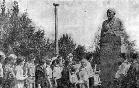 У памятника Ивану Владимировичу Мичурину Примечания 1 И В Мичурин - фото 39