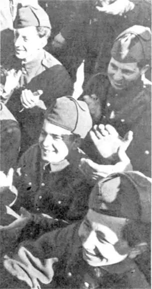 Бойцы крымскотатарских формирований Крым 1943 г Одеты в румынское - фото 12