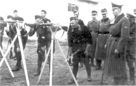 Солдаты БКА на учебных стрельбах 1944 г Одеты в модифицированную униформу - фото 19