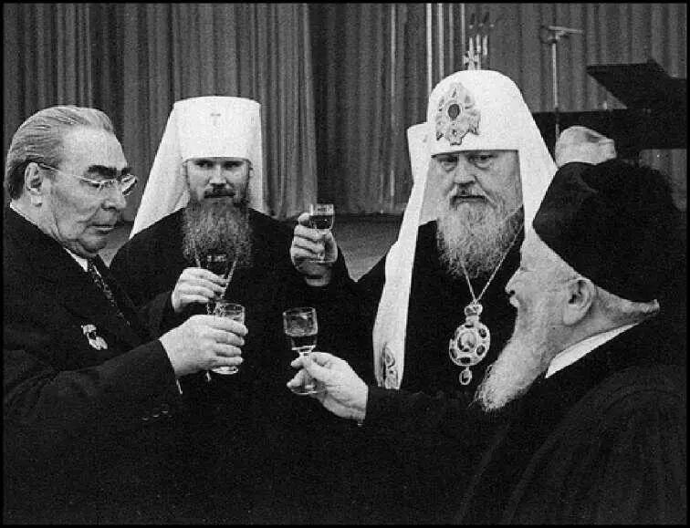 Генеральный секретарь ЦК КПСС ЛБрежнев патриарх Пимен Извеков митрополит - фото 3