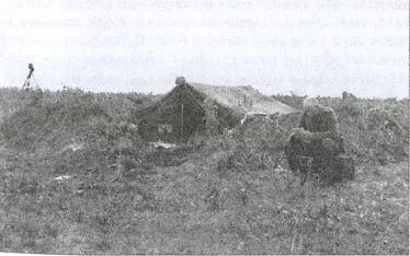 Палатка Вюстера тоже старательно вкопана Самая большая угроза осколки - фото 59