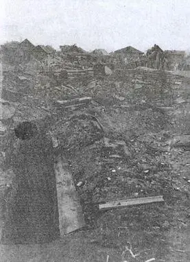 Узкие ходы сообщения связывали каждый орудийный дворик с соседним на снимке - фото 151