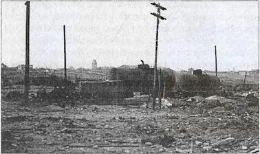 На обратном пути Вюстер снова фотографирует опустошенную станцию На горизонте - фото 160