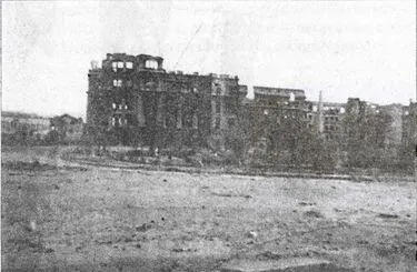 Универмаг вскоре после его взятия Фотография сделана адъютантом подполковника - фото 163