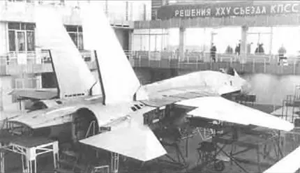 Опытный самолет Т101 в сборочном цехе Т101 во время заводских испытаний - фото 13