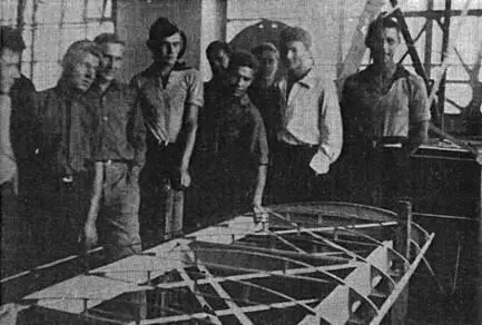 В планерном кружке Московского авиатехникума 1932 г Евгений Адлер стоит в - фото 11