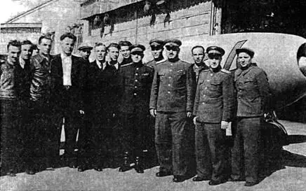 Эта фотография сделана на заводе в Тбилиси в 1946 году на фоне одного из первых - фото 40