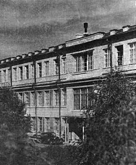 Подъезд и над ним окно кабинета АСЯковлева К СКильдишева Стены кабинета - фото 49