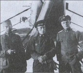 Первый финский летчик В Миккола в центре вместе со своими коллегами - фото 60