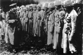 Л Д Троцкий беседует с красноармейцами отправляющимися на фронт И В - фото 33