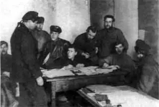 Пленные матросы перед судом ревтрибунала Тухачевский на посту командующего - фото 46