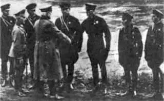 Президент Германии Гинденбург приветствует группу советских офицеров на - фото 54