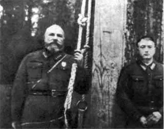 Тухачевский с бывшим командиром красных партизан А В Павловым Н Е - фото 58
