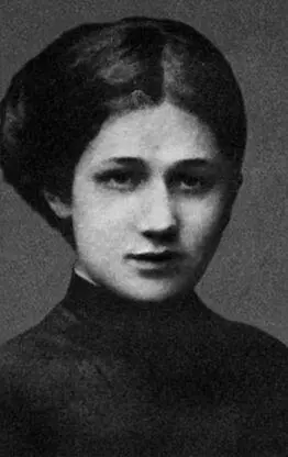 Анна Горенко в 16 лет Николай Гумилев и Анна Ахматова с сыном Львом 1915 Лев - фото 3