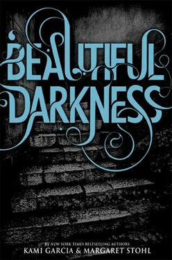 Ками Гарсиа Beautiful Darkness обложка книги