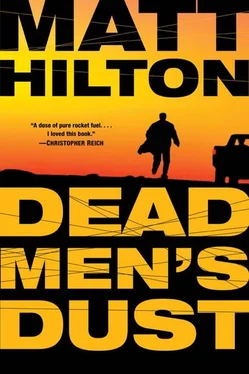 Matt Hilton Dead_s men dust обложка книги