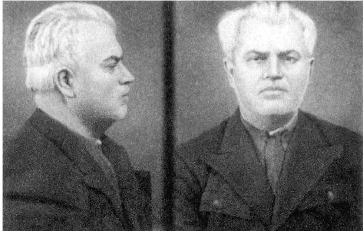 П А Шария Справа налево С Н Надарая и Р С Саркисов Сидят Н Т и Л - фото 27