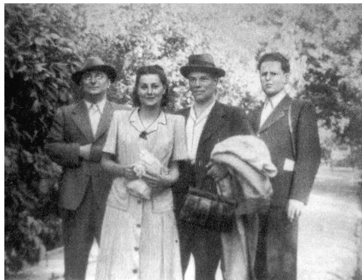 Л П Берия на даче Впереди Р С Саркисов сзади Л П Берия На рыбалке - фото 30