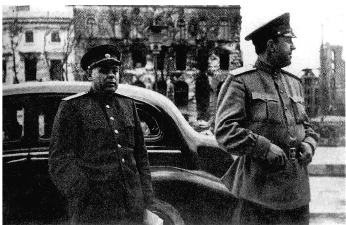 В С Абакумов в побежденной Германии В С Абакумов у памятника Бетховену в - фото 4