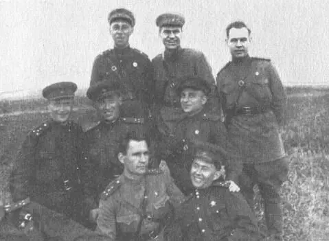 Офицеры одного из отделов военной контрразведки СМЕРШ 1943 г Сотрудники - фото 4