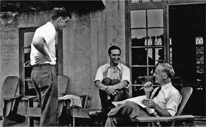 Max Delbrück with Salvador Luria and his coworker Frank Exner at Cold Spring - фото 17