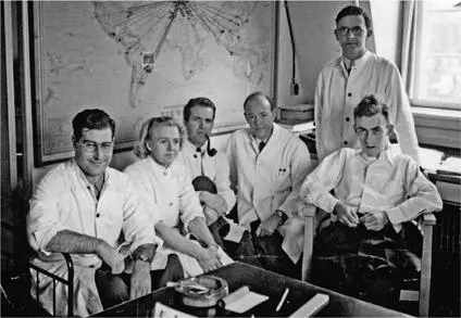 At the State Serum Institute in Copenhagen 1951 Günther Stent is on the far - фото 23