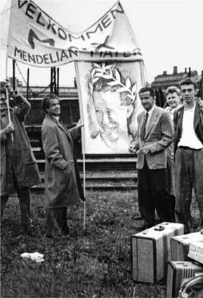 Max Delbrück arrives in Copenhagen September 1951 From left Günther Stent - фото 24