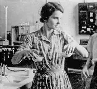 Rosalind Franklin while in Paris serving afternoon coffee in evaporating - фото 25
